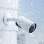 Eufy E330 4K Überwachungskamera, wetterfest und mit Schnee bedeckt.