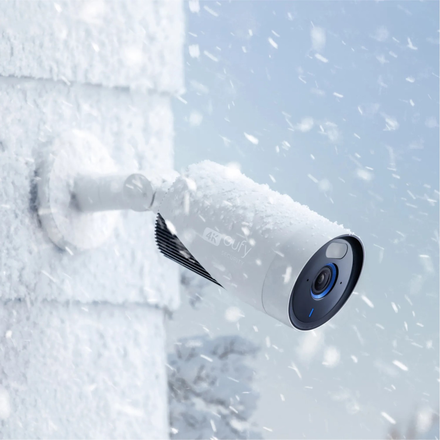 Eufy E330 4K Überwachungskamera, wetterfest und mit Schnee bedeckt.