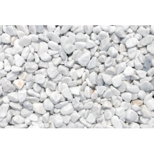 Nahaufnahme von weißen Marmor Zierkieseln (16-25 mm) im Big-Bag, ideal für Garten- und Landschaftsbau.