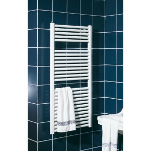 Weißer Schulte Design-Heizkörper Köln mit Handtuchhalter im Badezimmer.