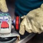 Bosch Expert Handgriff mit Vibration Control M10 für Winkelschleifer im Einsatz.