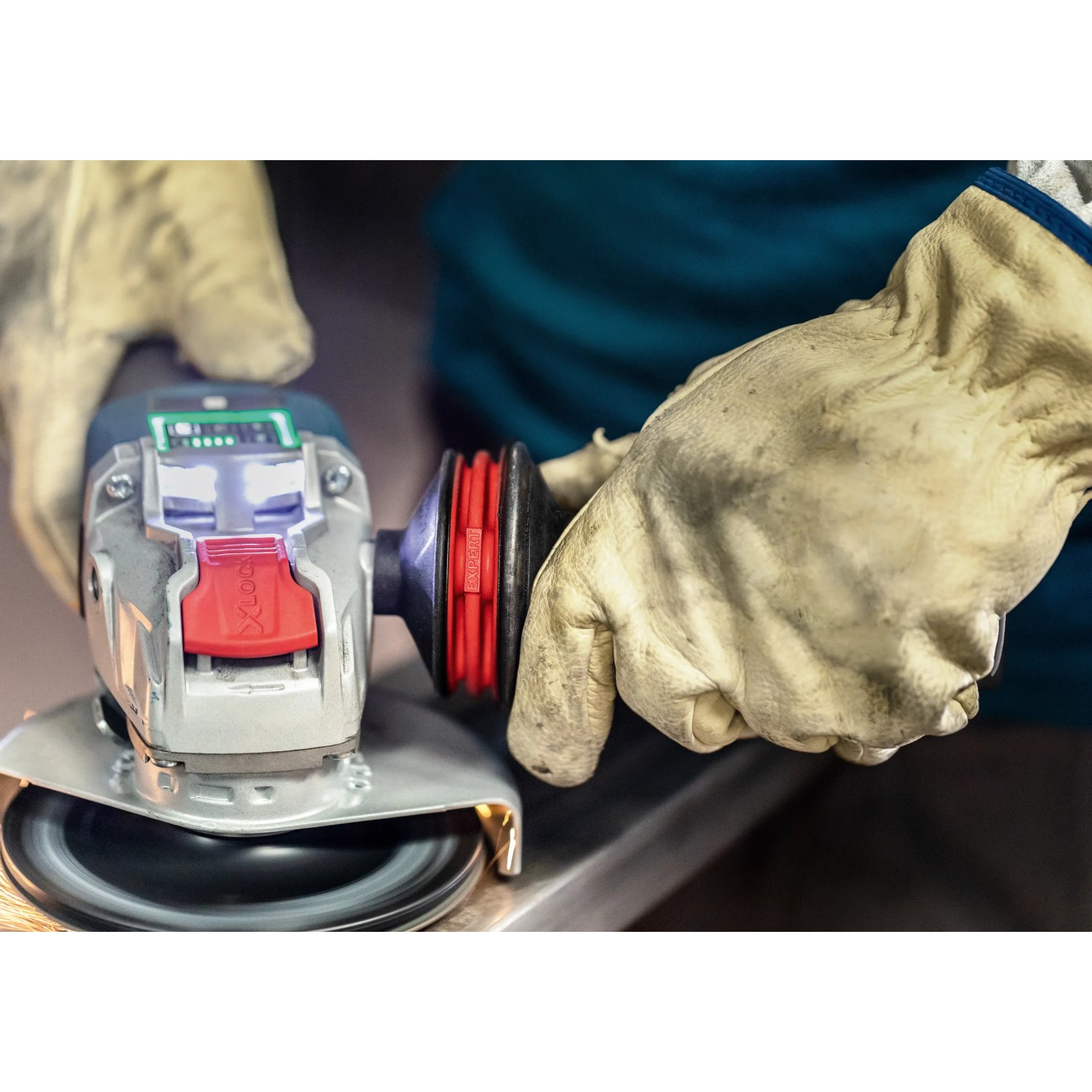 Bosch Expert Handgriff mit Vibration Control M10 für Winkelschleifer im Einsatz.