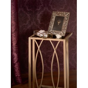 Deko-Schale Blush Bordeaux auf goldenem Tisch, Teil der Vasen-Kollektion, modernes Design.