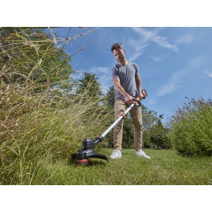 Black+Decker Akku-Rasentrimmer BCSTE636L1 im Einsatz beim Rasentrimmen im Garten.