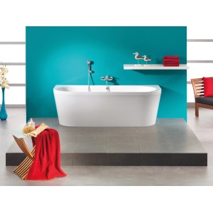 Weißer Ottofond Whirlpool Modena 180x79 cm mit Armatur vor türkis Wand. Komfort-Silentsystem.