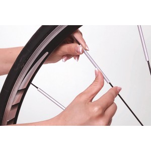 Anbringen von Speichenreflektoren am Fahrradreifen für bessere Sichtbarkeit. 36 Stück im Set.