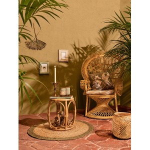 Safari Lodge Bilderrahmen aus MDF mit Flechtdesign, 10x15 cm, auf Tisch neben Rattansessel.