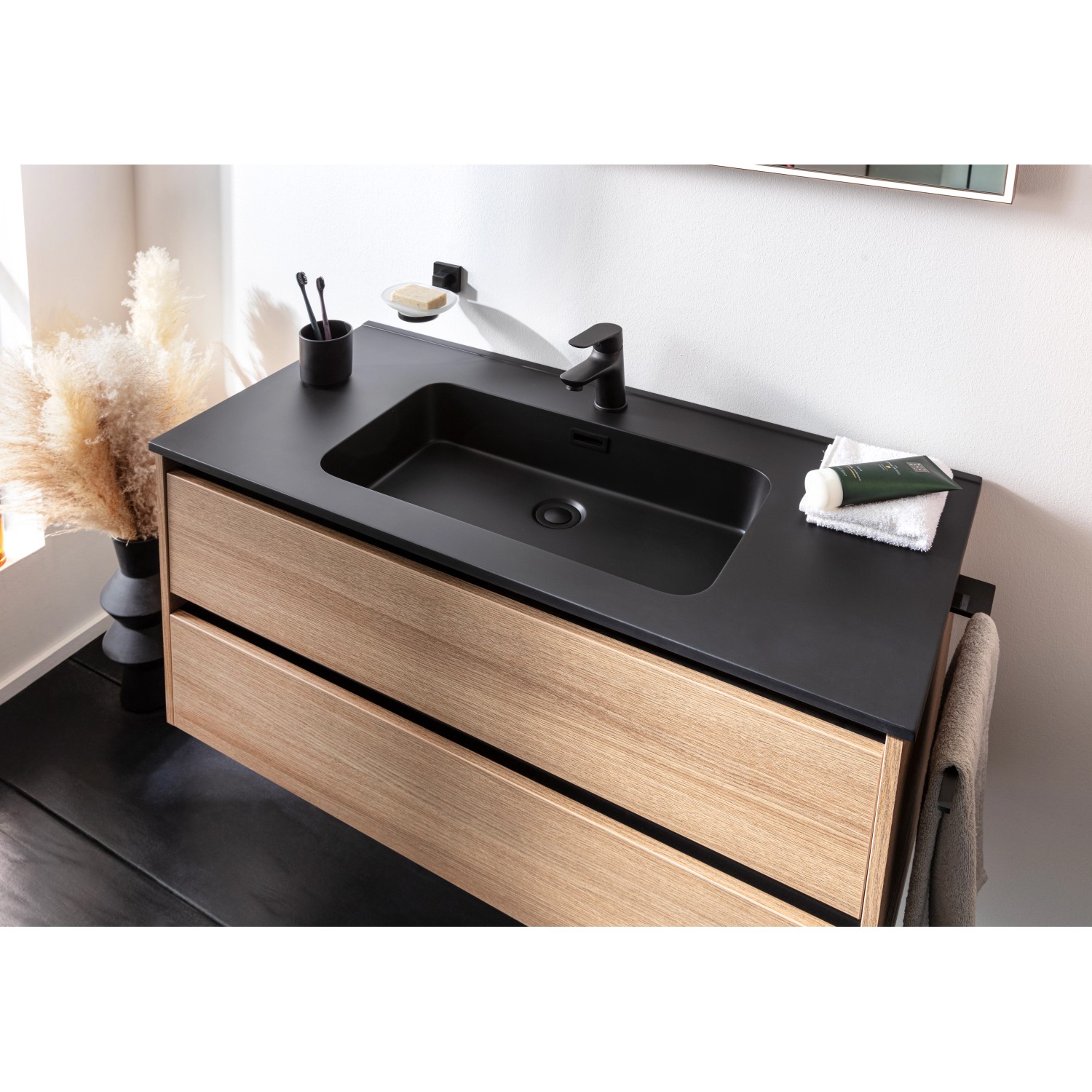 Fackelmann Gusswaschtisch Vita, 101 cm, matt schwarz. Einzelwaschtisch mit Unterschrank und Armatur.