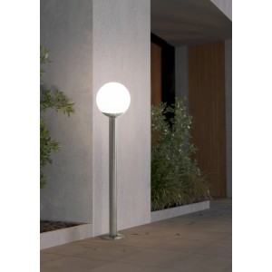 Eglo Nisia-Z LED-Außenleuchte aus Edelstahl mit kugelförmigem, weißem Lampenschirm.