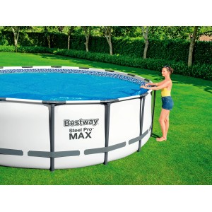Blaues Bestway Solar Poolabdeckung Ø 417 cm auf Pool, Frau steht daneben.