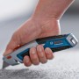 Bosch Professional Universal Teppichmesser im Einsatz, schneidet Teppich.