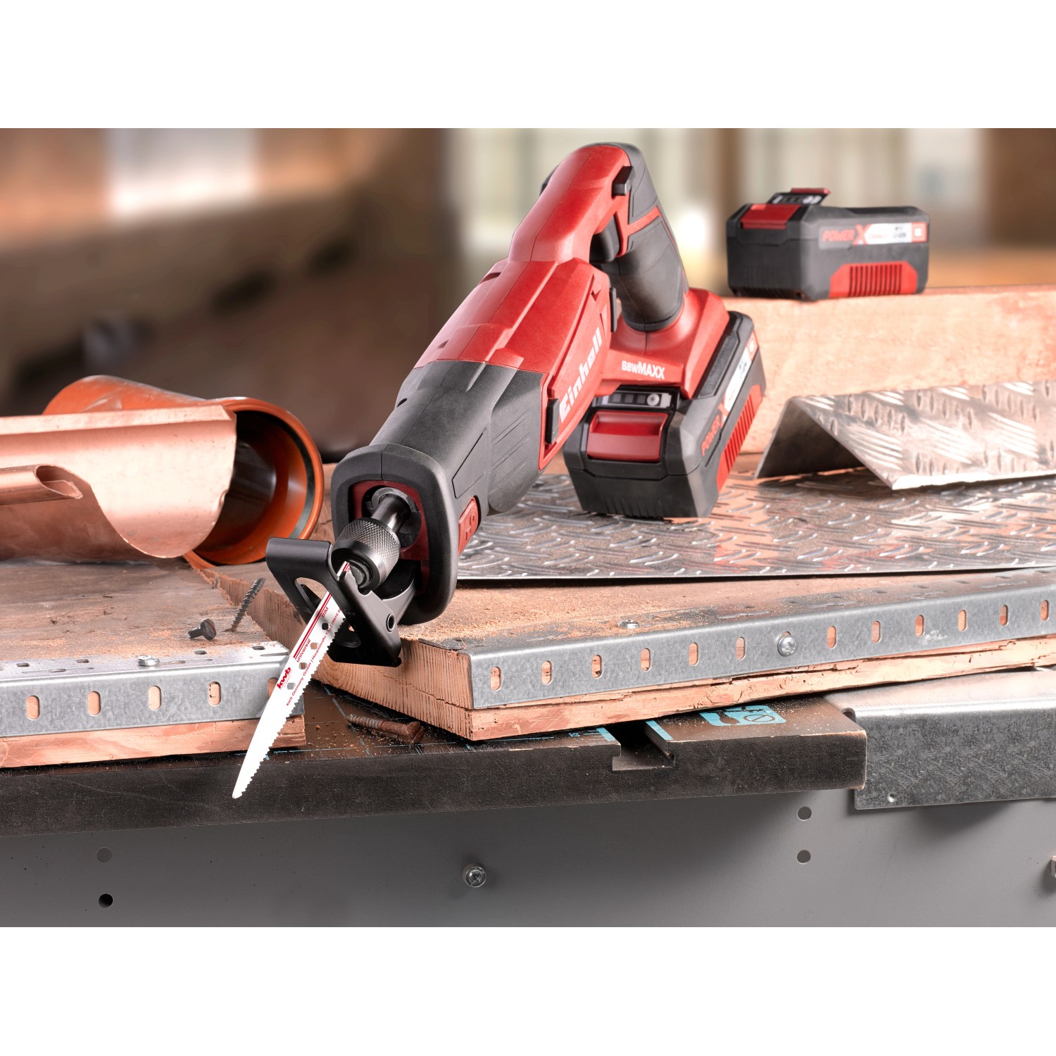 Einhell Akku-Universalsäge mit 3-tlg. Sägeblatt-Set für Holz und Metall.