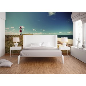 Fototapete mit Leuchtturm am Strand in Rot, Weiß und Grün, angebracht im Schlafzimmer.