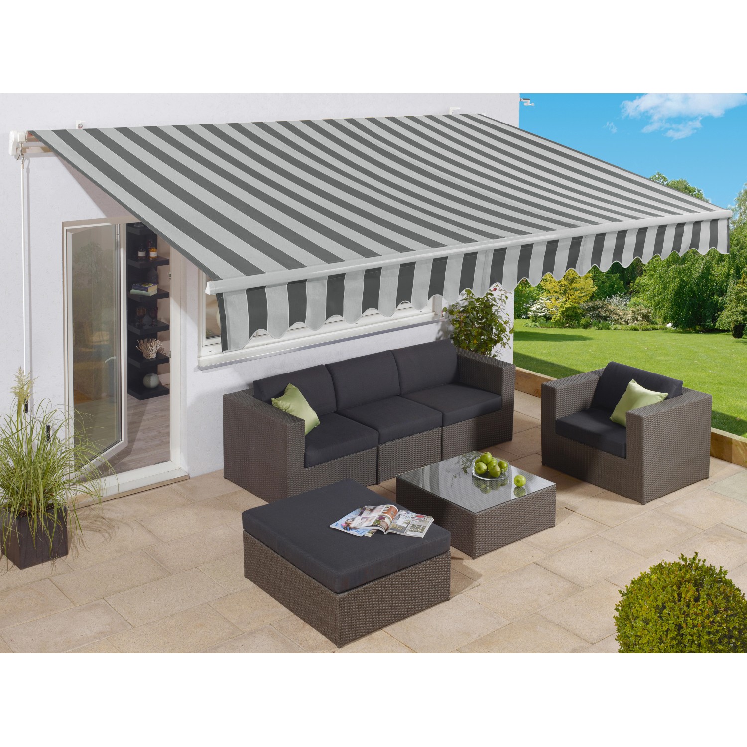 Gelenkarmmarkise Aventura, 4x2,5m, grau-weiß gestreift, montiert über einer Terrassengarnitur.