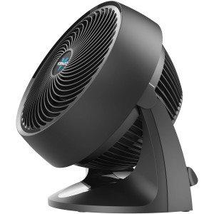 Schwarzer Vornado Bodenventilator 633, Ø 24 cm, für gleichmäßige Luftzirkulation.