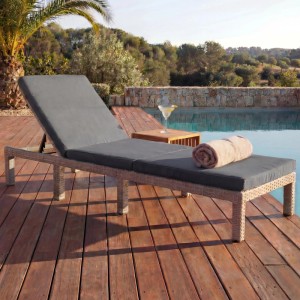 Graue Poly-Rattan Sonnenliege mit dunklen Kissen, 5-fach verstellbar.