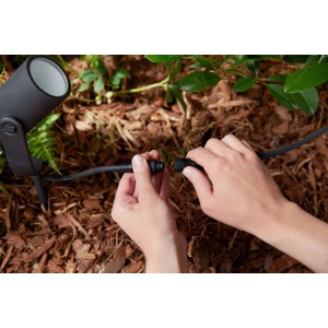 Philips Hue Verlängerungskabel (5m, Schwarz) wird verbunden, für Hue Outdoor Leuchten.