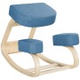 Ergonomischer Kniestuhl in Blau mit hellem Birkenholzgestell, gepolsterter Sitzfläche und Kniepolstern.