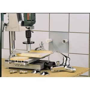 LUX HM-Bohrkrone 33 mm im Einsatz mit Bohrmaschine und Armatur auf Fliesen.