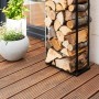 Schwarzes Westmann Kaminholzregal Xavier aus Stahl, gefüllt mit Holzscheiten. Schlankes Design für drinnen und draußen.