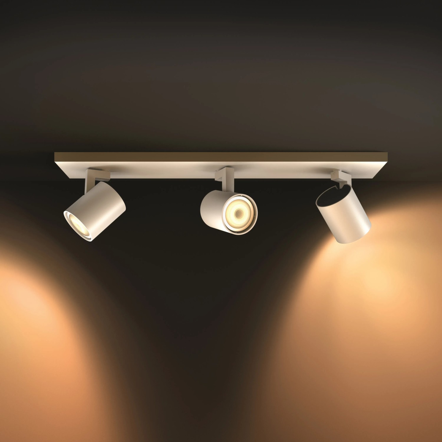 Weißer Philips Hue LED Spot Runner, 3-flammig, mit Dimmer für flexible Lichtsteuerung.