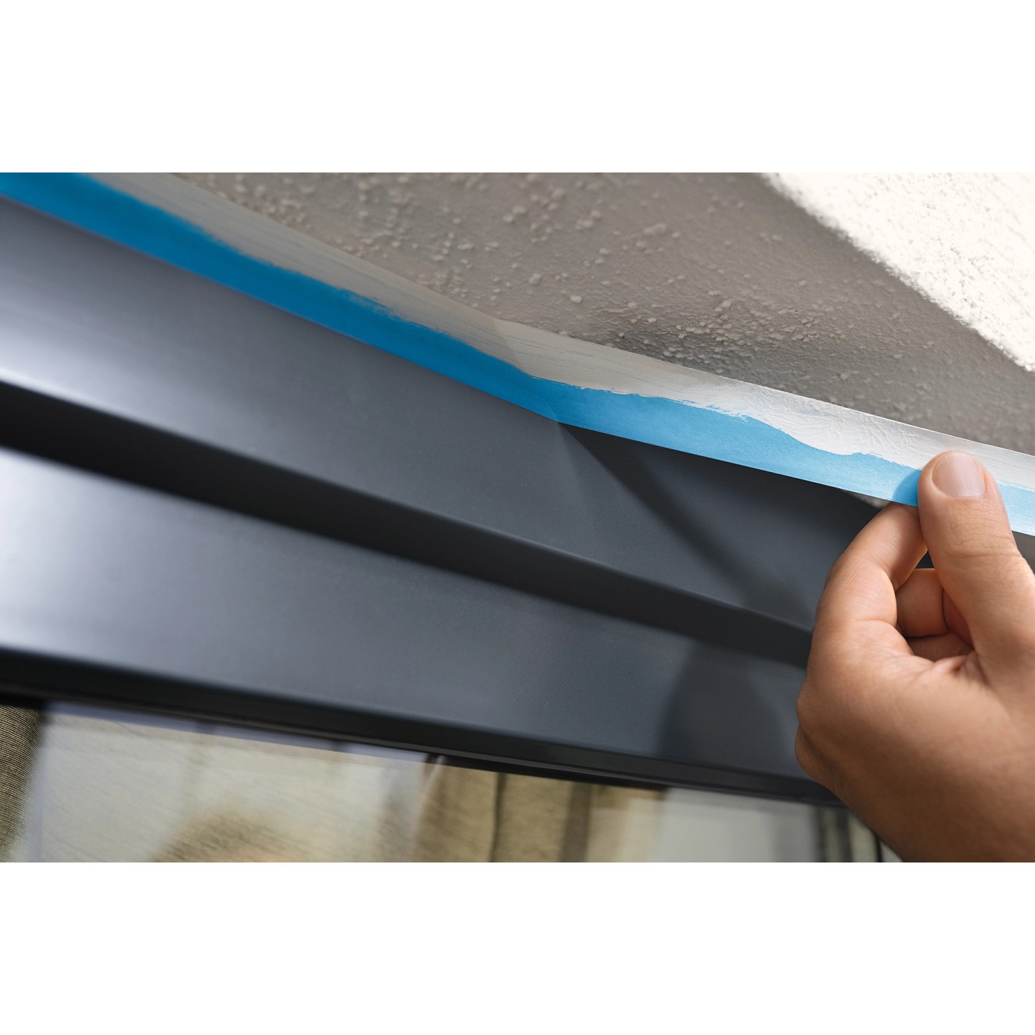 Anwendung von Tesa Malerband Professional Outdoor (25 m x 38 mm) zum Abkleben im Außenbereich.