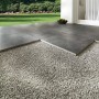 Terrassenplatten Streetline Graphit, 60x60 cm, auf Splittbett verlegt. Moderne Terrassengestaltung.