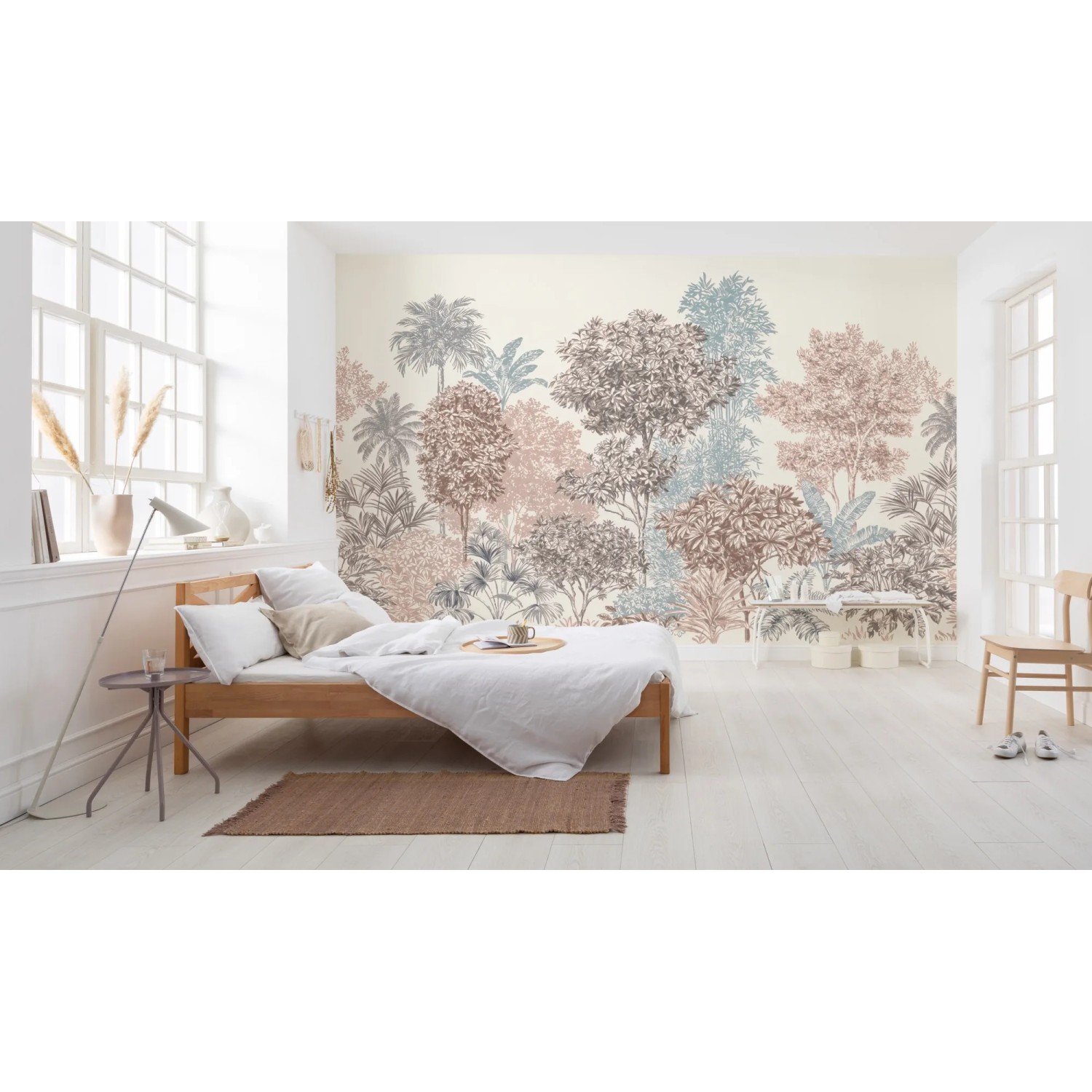 Komar Vlies Fototapete Painted Trees (400x280 cm) im Schlafzimmer mit Baum-Motiv.