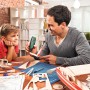 Bosch Akku-Heißklebepistole GluePen beim Basteln mit Kind. Kabelloser Heißklebestift für Modellbau.