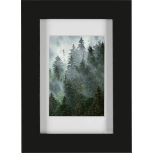 Schwarzer MDF-Bilderrahmen (10x15 cm) mit Passepartout und Waldmotiv.