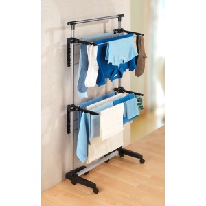 Wenko Platzspar-Wäschetrockner, silberner, mehrstöckiger Wäscheständer mit Wäsche auf Rollen.