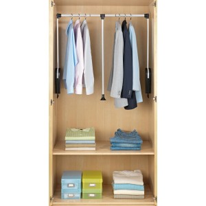 Wenko Garderobenlift im Schrank mit Kleidung. Praktische, textile Aufbewahrungslösung.