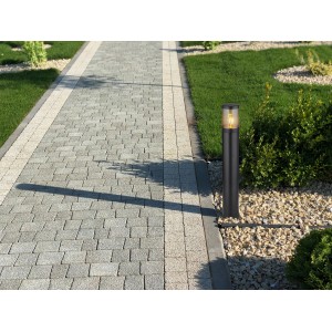 Schwarze Globo Außenleuchte mit Rauchglas, 80cm hoch, als Wegeleuchte im Garten.