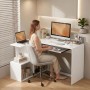 Moderner weißer L-förmiger Computertisch aus Spanplatte mit Tastaturablage und integriertem Regal. Ideal für Home-Office.