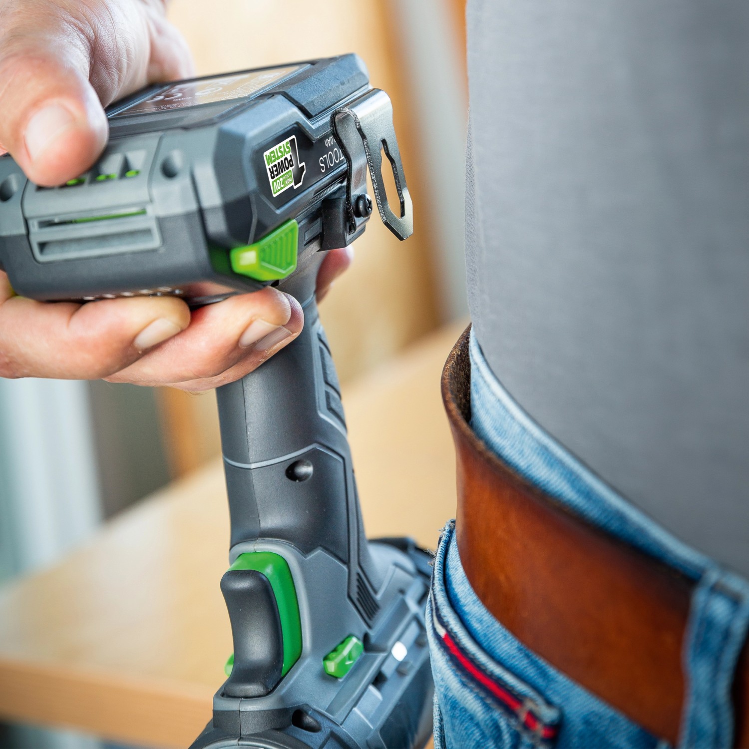 LUX Akku-Bohrschrauber aus dem 3in1 Set mit Gürtelclip am Gürtel befestigt.