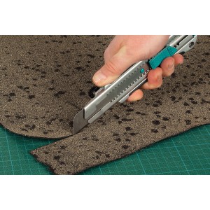 Hand schneidet Dachpappe mit wolfcraft Profi-Abbrechklingenmesser (25 mm).