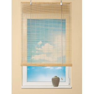 Naturfarbenes OBI Bambus-Raffrollo (80x160cm) am Fenster mit blauem Himmel im Hintergrund.