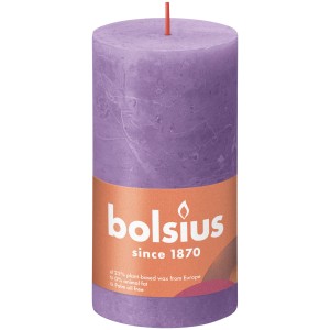 Bolsius Rustik-Kerze in Blühendes Veilchen, 13 cm hoch. Stumpenkerze für gemütliche Atmosphäre.