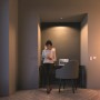 Eckiger Philips Hue Einbauspot Milliskin Aluminium in Wohnraum mit Nutzerin.