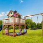 Axi Liam Spielhaus mit Nestschaukel und Rutsche im Garten mit spielenden Kindern.