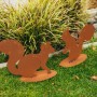 Ferrum Art Design Deko-Figuren Eichhörnchen Felix und Pauline aus Edelrost im Garten.