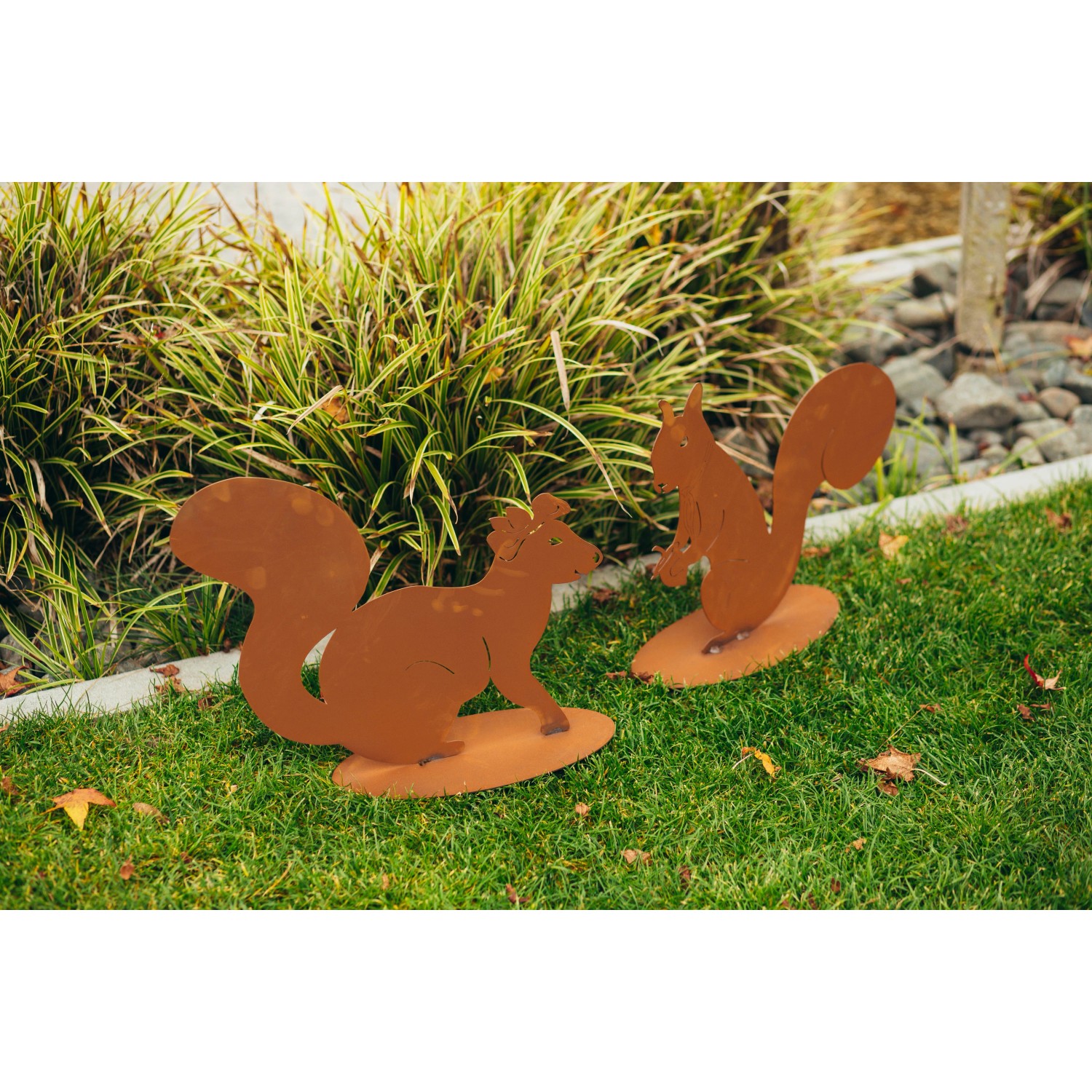 Ferrum Art Design Deko-Figuren Eichhörnchen Felix und Pauline aus Edelrost im Garten.