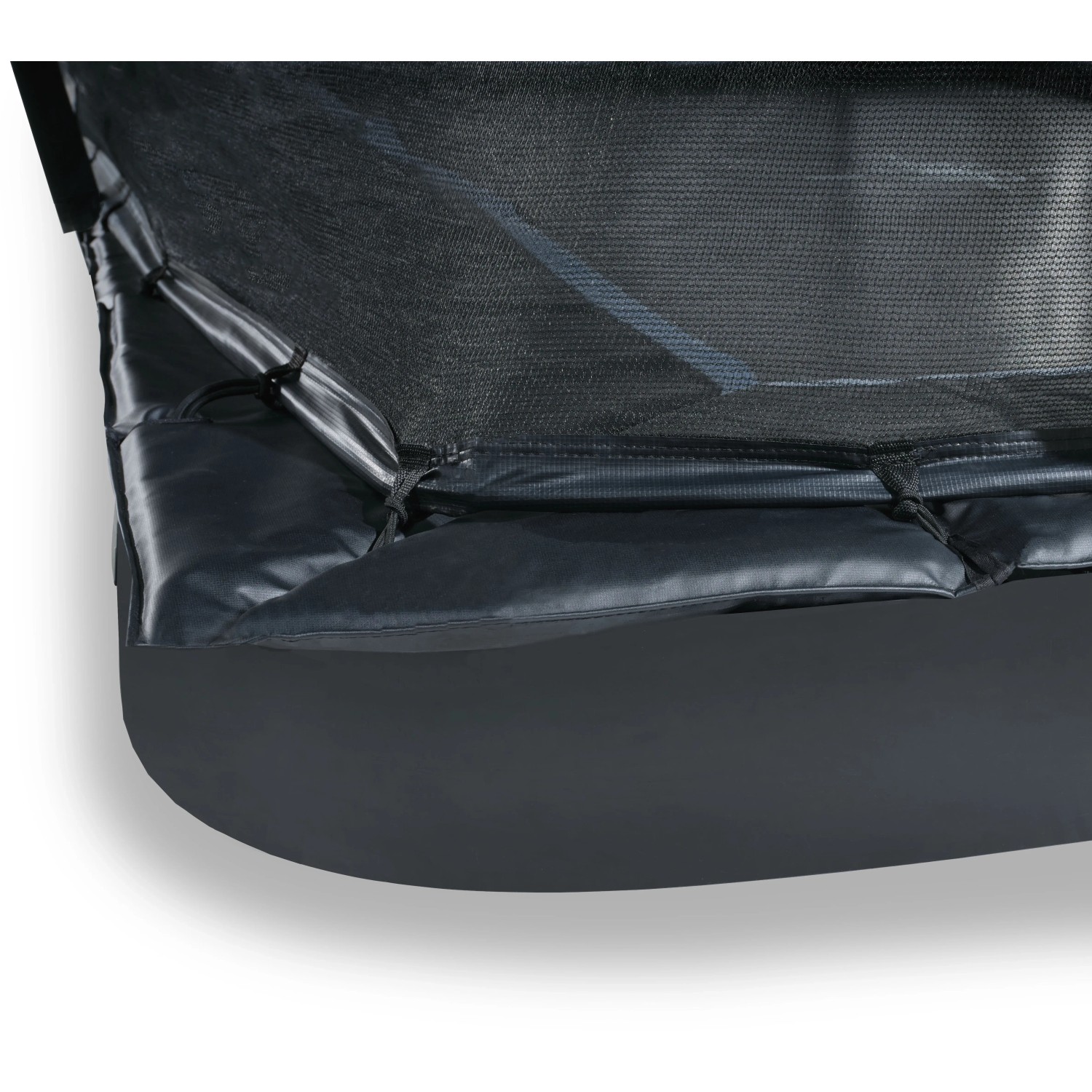 Detailaufnahme: Schwarzes EXIT Dynamic Bodentrampolin 244x427 cm mit Sicherheitsnetz.
