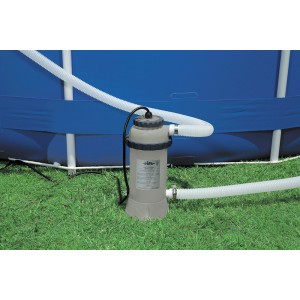 Elektrische Poolheizung für Aufstellpools, verbunden mit Schläuchen.