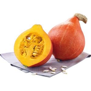 Hokkaido Kürbis, angeschnitten, mit Kernen auf Stoffserviette.