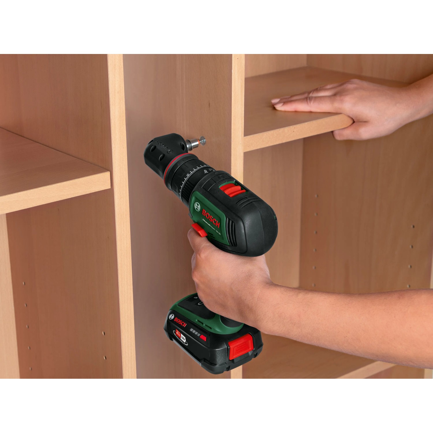 Bosch Akku-Schlagbohrmaschine Advanced Impact 18V-80 Solo beim Schrauben im Regal.