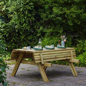 Axi Picknicktisch Julie aus Holz, naturfarben, 177x154cm, mit eingedeckter Tischplatte im Garten.
