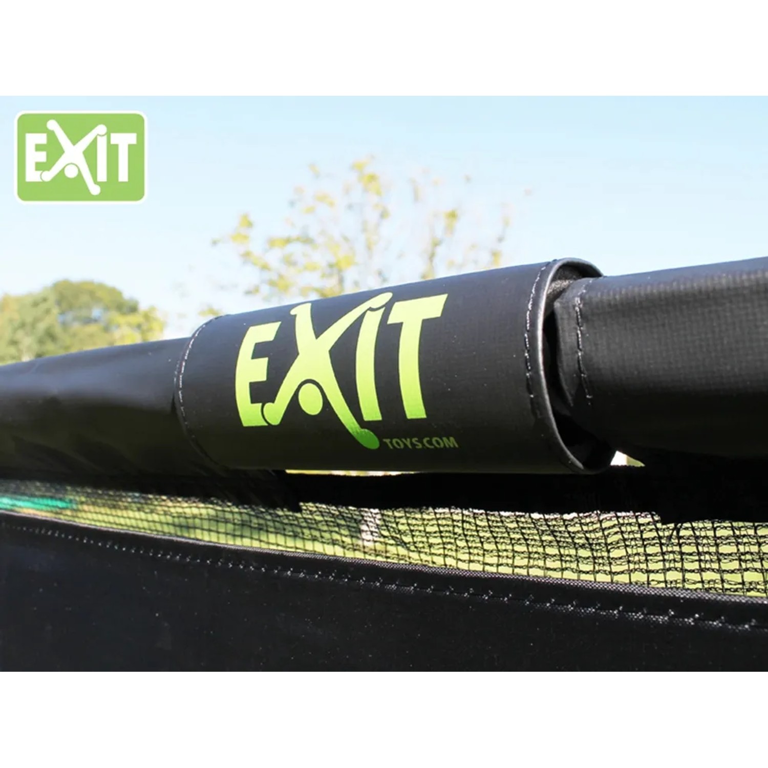 Detailaufnahme des schwarzen EXIT Coppa Fußballtors (220x170cm) mit Logo.