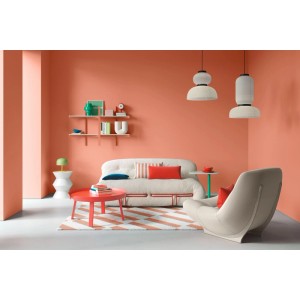 Wohnzimmer mit Wänden in Alpina Innenfarbe Pantone Canyon Sunset Orange-Rot. Matte Wandfarbe schafft warme Atmosphäre.