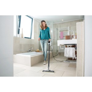 Frau reinigt Bad mit Kärcher Dampfreiniger SC 1 EasyFix Bodendüsenset.